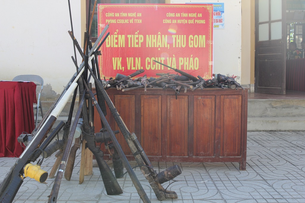 Chỉ trong chiều 21/9/2023, 139 vũ khí, vật liệu nổ, công cụ hỗ trợ và pháo đã được người dân tự nguyện giao nộp