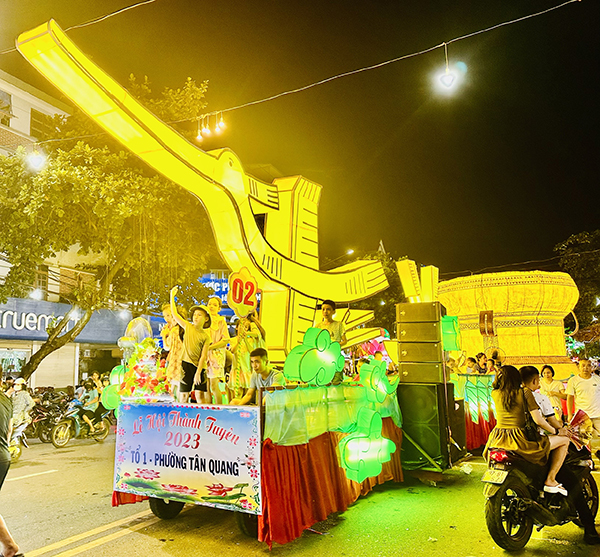 Mô hình lồng đèn Trung thu Chim Lạc diễu hành trên phố Bình Thuận tối 19/9.
