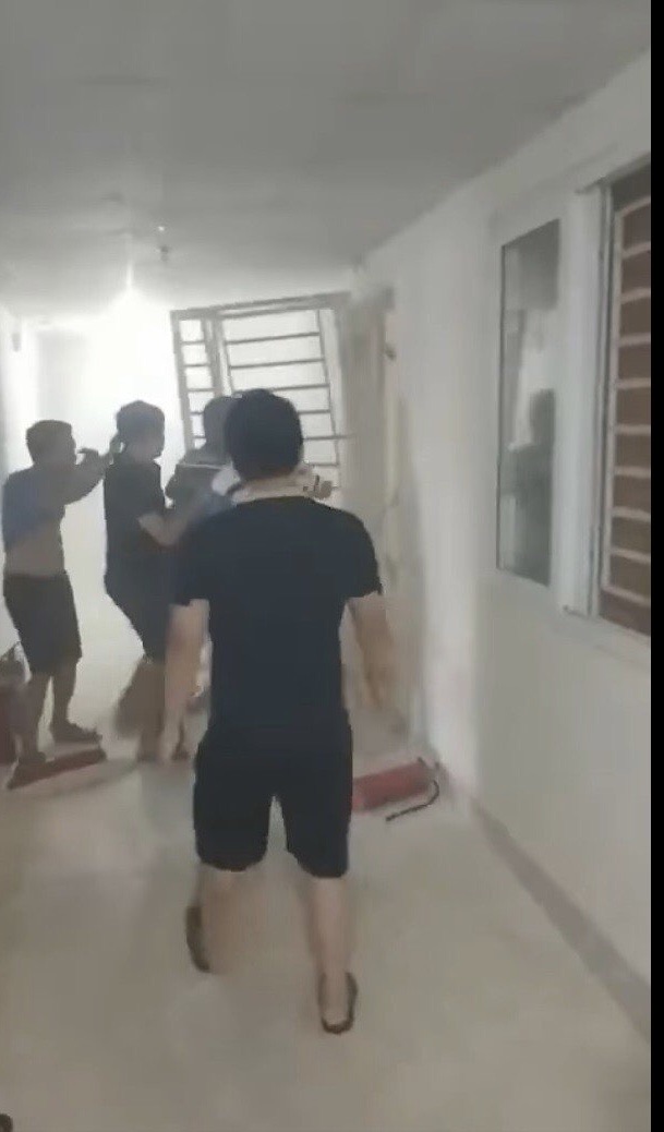 Nhiều người dân phá cửa khi thấy nhiều khói bốc ra từ căn hộ tầng 2, chung cư Kim Thi  CT1