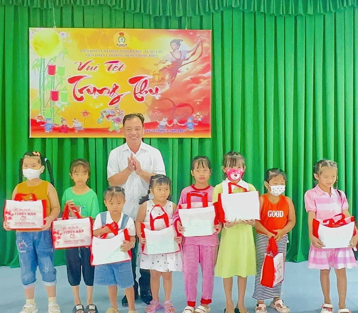 Ông Kiều Minh Sơn, Chủ tịch LĐLĐ huyện Long Điền trao quà trung thu cho trẻ em.