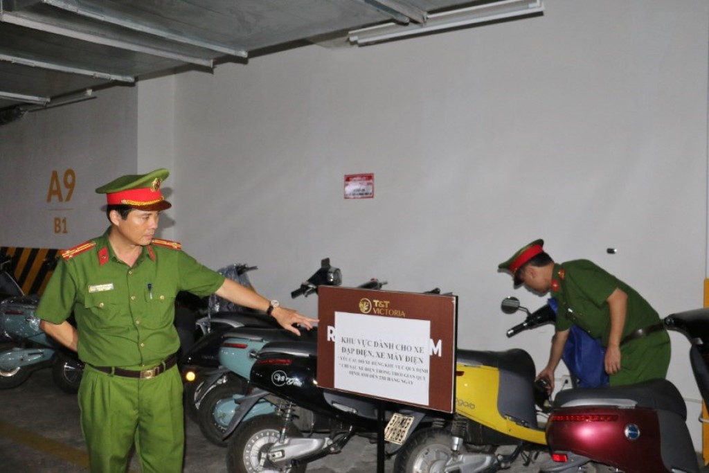 Kiểm tra khu vực sạc điện xe máy điện đạp điện