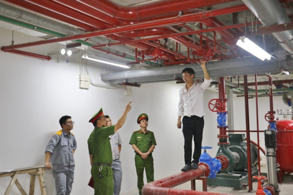 Kiểm tra hệ thống chữa cháy tại tầng hầm chung cư T&T vào tối 25/9/2023