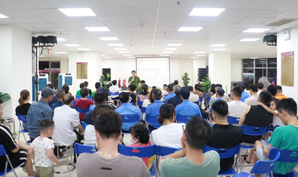 Cán bộ Phòng Cảnh sát PCCC&CNCH Công an Nghệ An hướng dẫn kỹ năng PCCC, kỹ năng thoát nạn tại khu chung cư cao tầng
