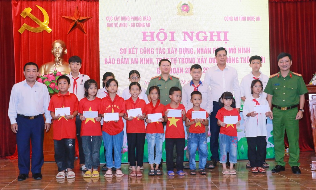 Lãnh đạo Cục Xây dựng phong trào bảo vệ ANTQ Bộ Công an, Lãnh đạo UBND tỉnh Nghệ An và Lãnh đạo Công an tỉnh Nghệ An trao những phần quà ý nghĩa tặng 15 học sinh nghèo vượt khó, học giỏi của xã Tân Sơn
