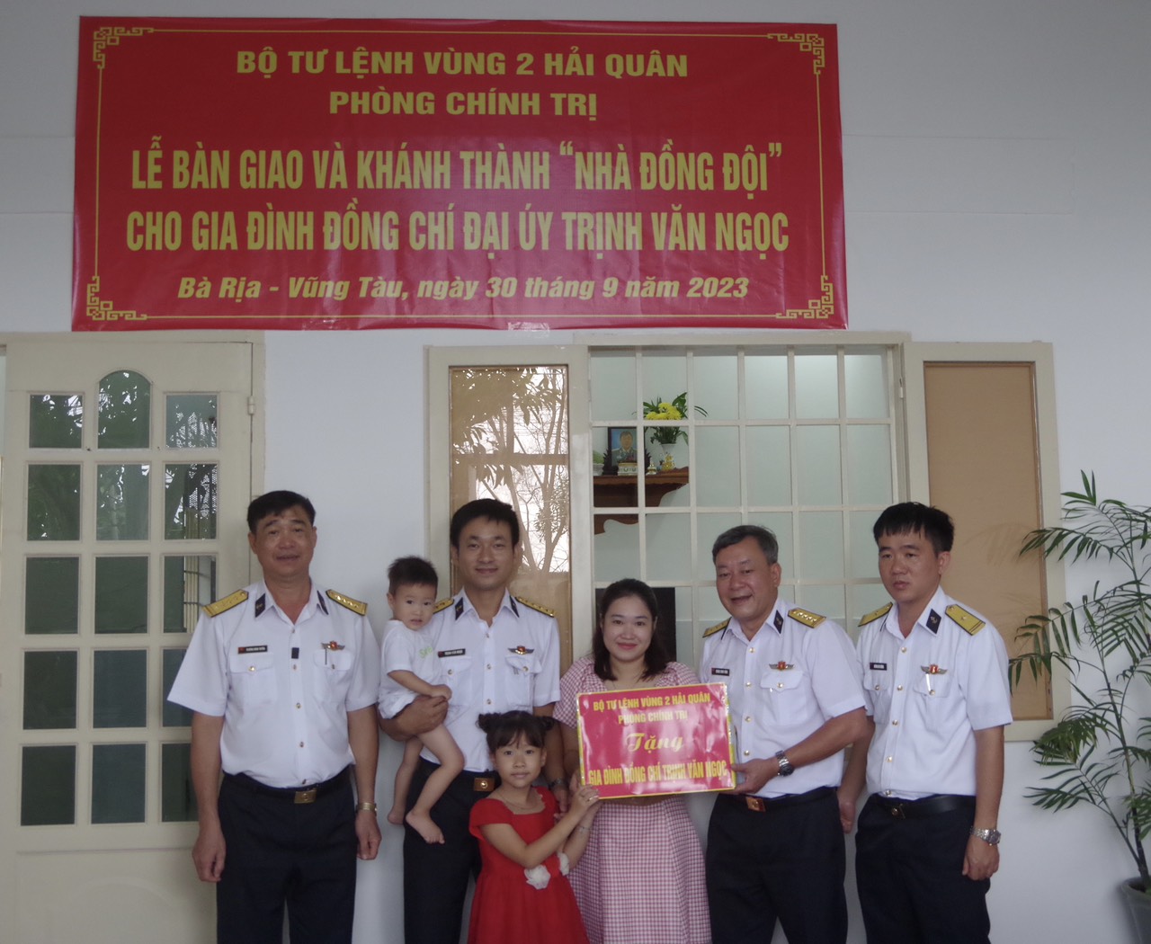 Đại diện Bộ Tư lệnh Vùng 2 Hải quân tặng quà cho gia đình Đại úy Trịnh Văn Ngọc.