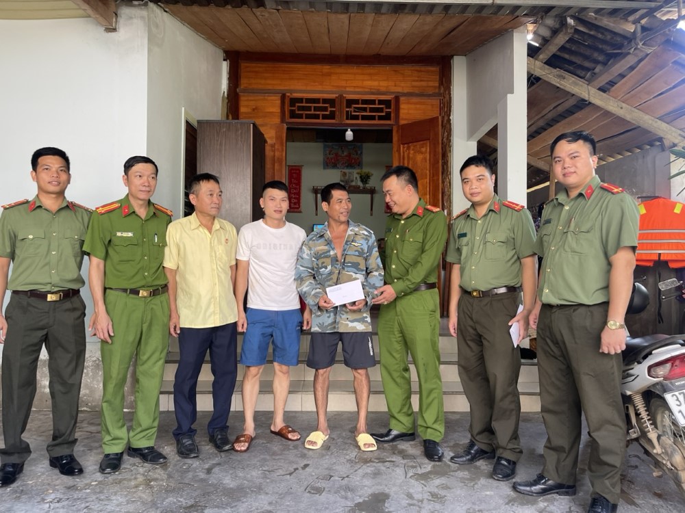 Công an huyện Quỳ Châu trao quà hỗ trợ người dân bị ảnh hưởng bởi lũ lụt