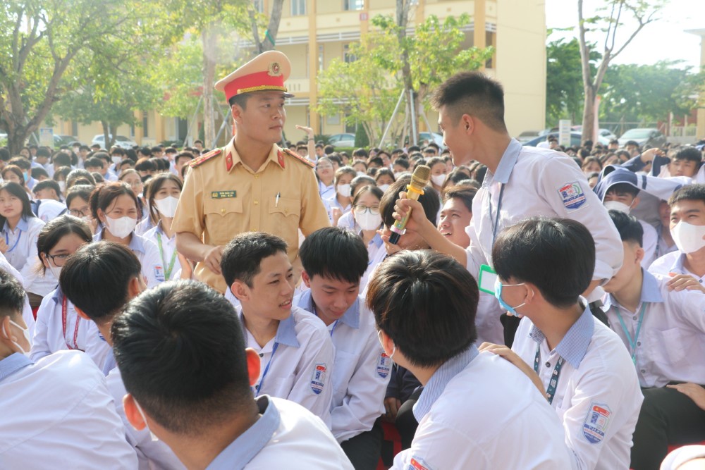 Các em học sinh được trao đổi nhiều kiến thức về an toàn giao thông