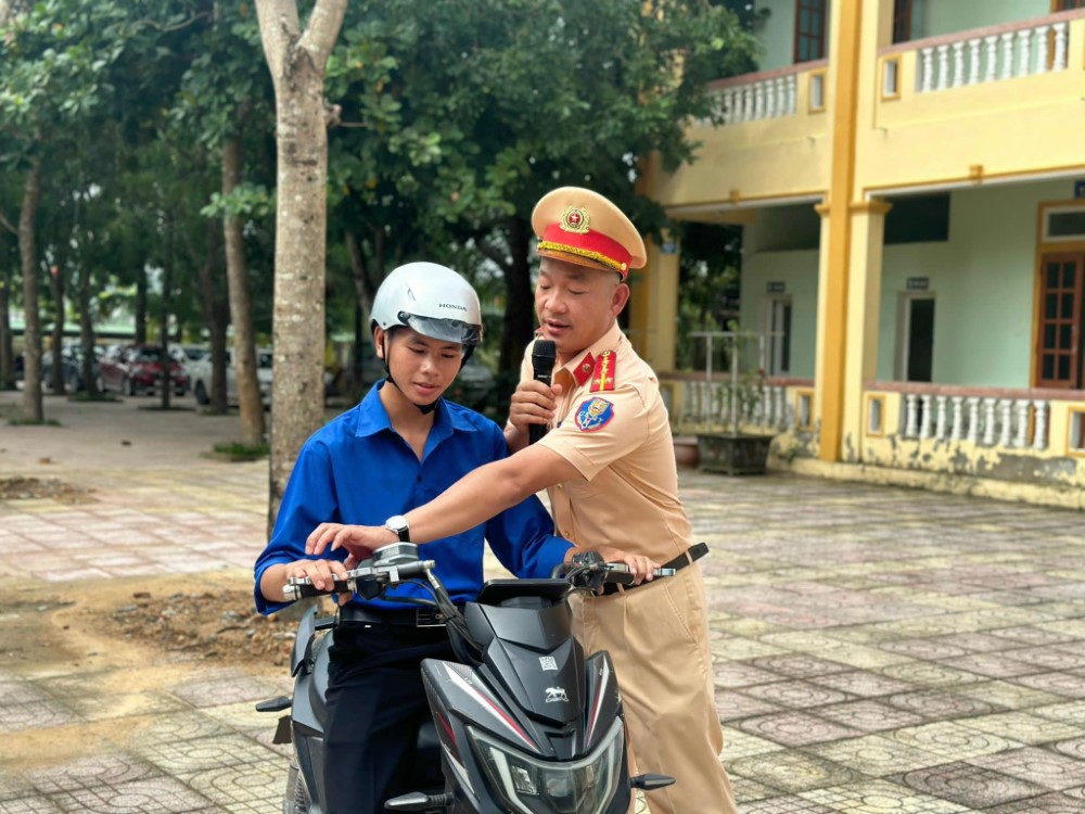 Hướng dẫn cho các em học sinh kỹ năng an toàn khi lái xe
