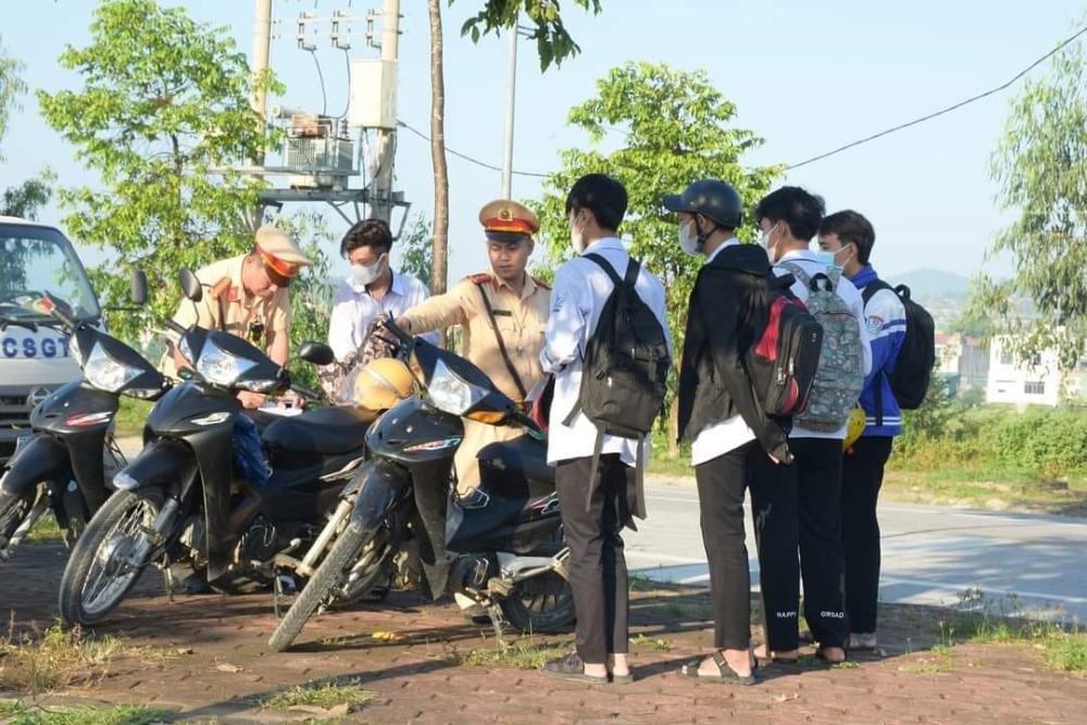 Lực lượng CSGT tăng cường tuần tra, kiểm soát trên các tuyến đường có nhiều trường học để kịp thời nhắc nhở, chấn chỉnh và xử lý nghiêm các trường hợp vi phạm Luật Giao thông đường bộ