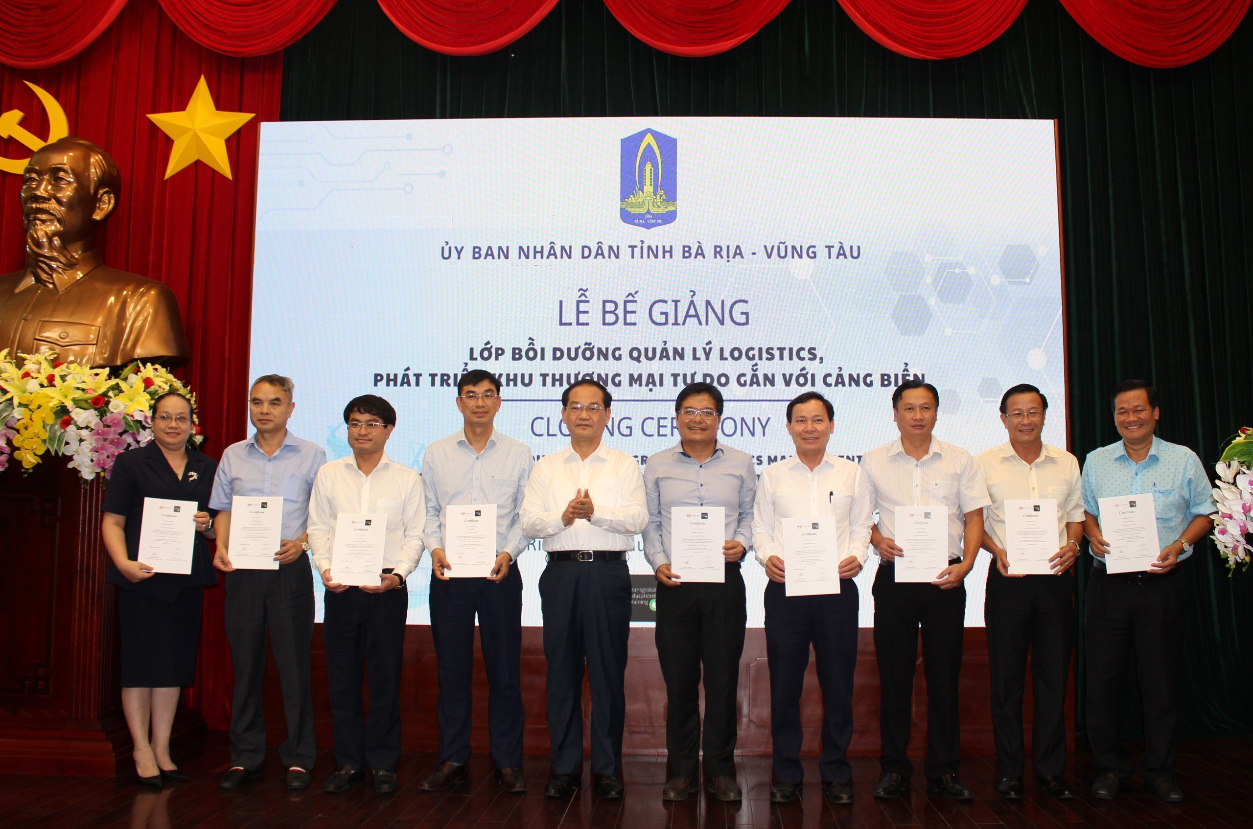 Ông Mai Ngọc Thuận, Phó Chủ tịch HĐND tỉnh trao chứng chỉ  cho các học viên.