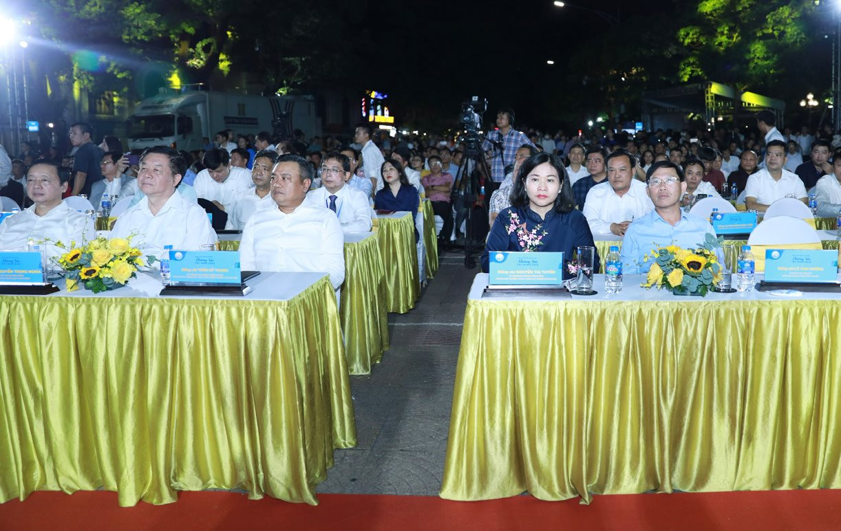 Phó Bí thư Thường trực Thành ủy Hà Nội Nguyễn Thị Tuyến và Chủ tịch UBND thành phố Trần Sỹ Thanh dự buổi lễ.