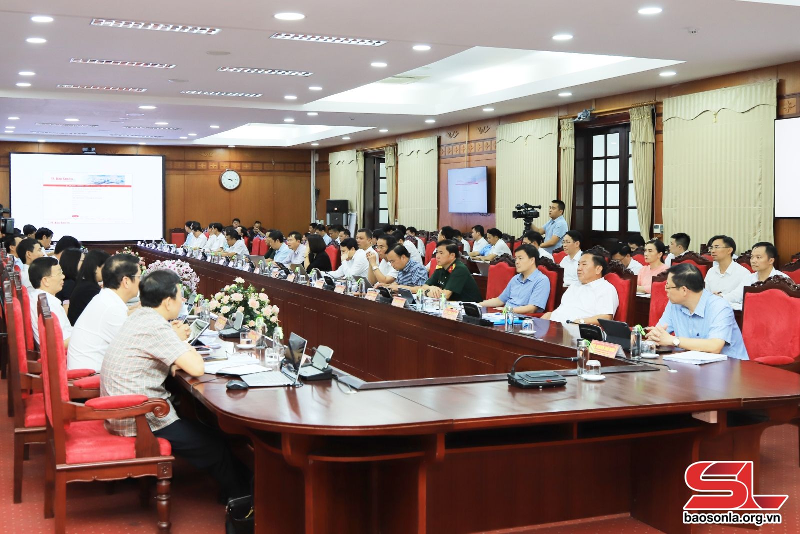 Các đại biểu xem giới thiệu giao diện mới và các chuyên trang của Báo Sơn La điện tử.