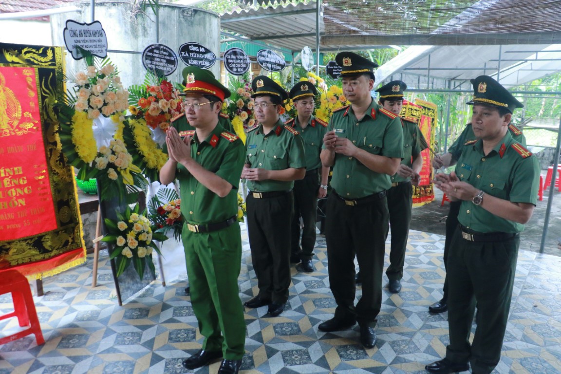 Đại tá Trần Ngọc Tuấn, Phó Giám đốc Công an tỉnh và đoàn thắp hương viếng đồng chí Hoàng Thế Thắng, Công an viên bán chuyên trách