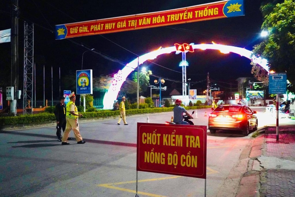 Công an huyện Tân Kỳ lập chốt kiểm tra nồng độ cồn trên các tuyến đường 