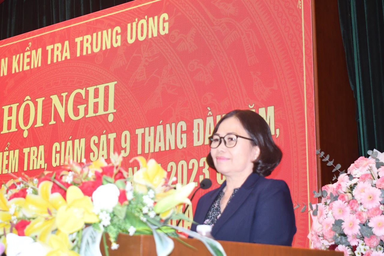Bà Nguyễn Thị Yến, Phó Bí thư Thường trực Tỉnh ủy, Trưởng Đoàn ĐBQH tỉnh Bà Rịa - Vũng Tàu phát biểu tại hội nghị.