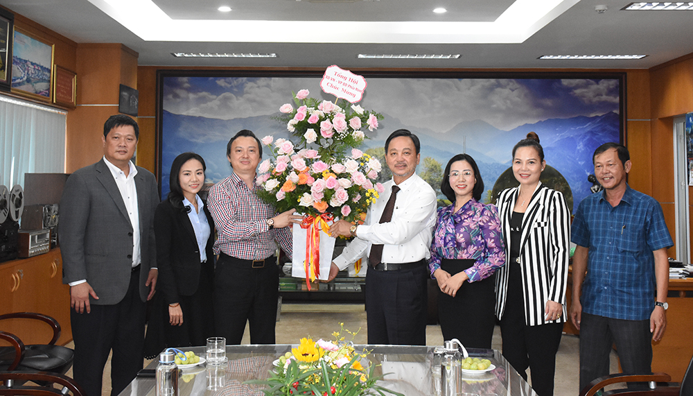 Đại diện Tổng Hội Xây dựng tặng hoa chúc mừng Công ty CP Đầu tư và Xây dựng Tân Phước Thịnh nhân kỷ niệm 78 năm ngày Doanh nhân Việt Nam