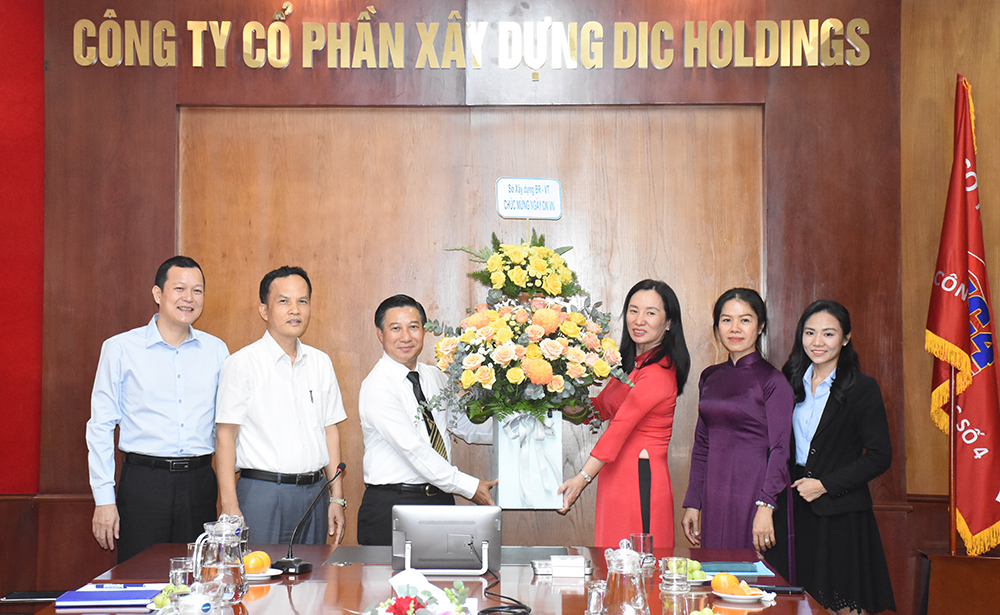 Đại diện lãnh đạo Sở Xây dựng tặng hoa chúc mừng Công ty CP Xây dựng DIC Holdings 