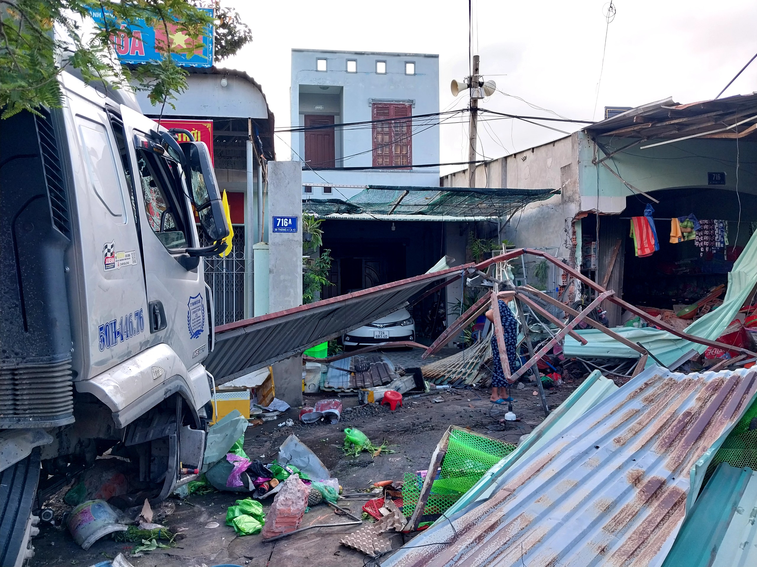 Xe container tông sập một phần trước căn nhà 716 đường 30/4 (TP.Vũng Tàu)