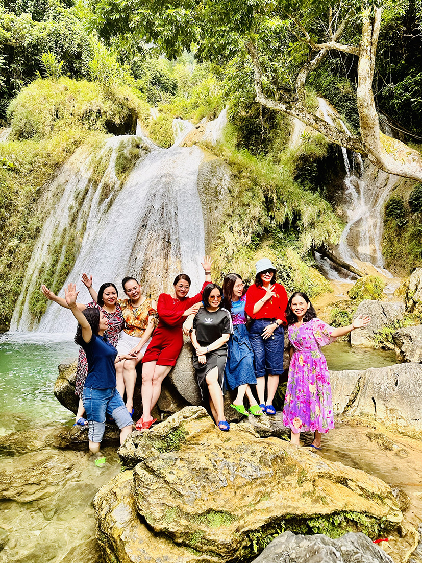 Khách du lịch chụp hình bên dòng thác Khuổi Nhi.