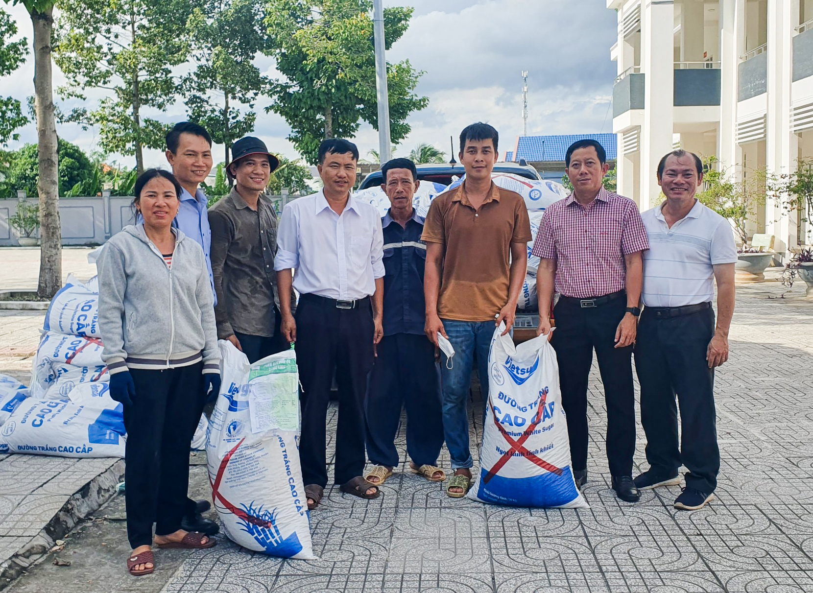 Lãnh đạo Hội Nông dân tỉnh và Công ty phân bón Trang Linh trao phân bón hữu cơ, hỗ trợ nông dân các xã: Tân Hải, Châu Pha (TX.Phú Mỹ) thực hiện mô hình trồng rau an toàn.