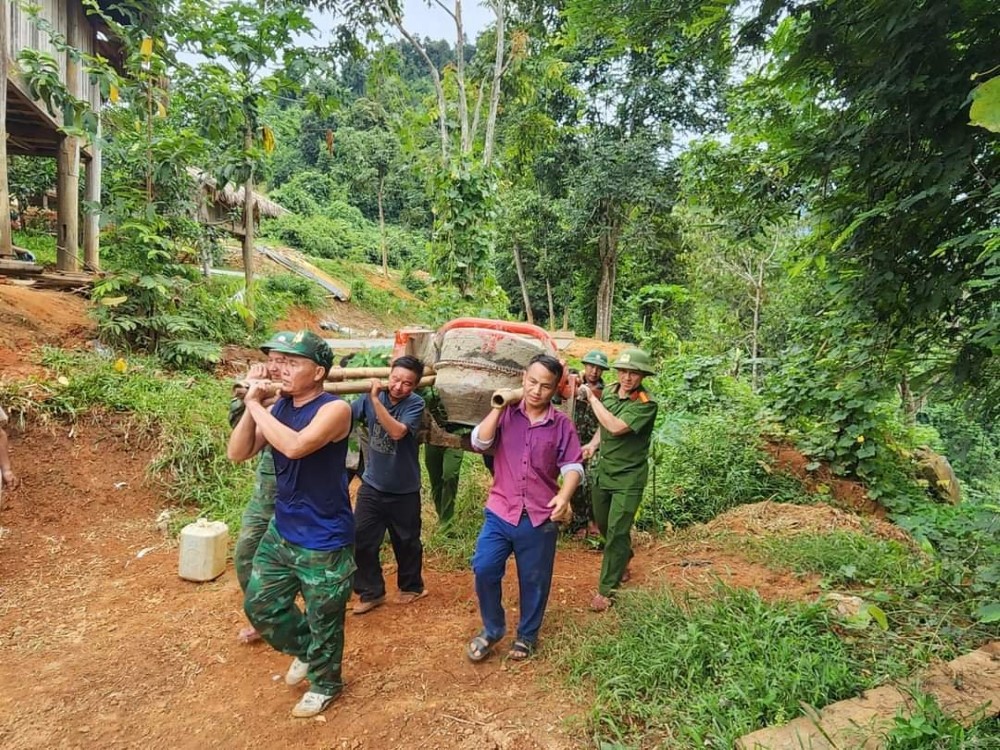 Không chỉ gia đình được hỗ trợ nhà ở mà người thân, họ hàng, hàng xóm đều không ai bảo ai, nhiệt tình cùng nhau mỗi người một phần việc, hoàn thành công việc trong thời gian sớm nhất