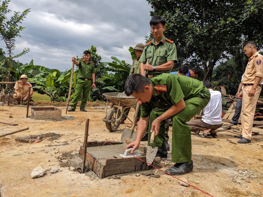 Do ảnh hưởng của đợt mưa lũ vừa qua nên hiện nay, huyện Quỳ Châu đang “tăng tốc” để hoàn thiện móng nhà cho các hộ gia đình 