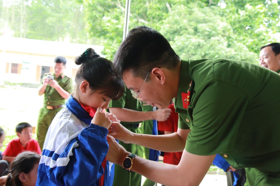 Niềm vui của các em học sinh trong những chiếc áo mới 