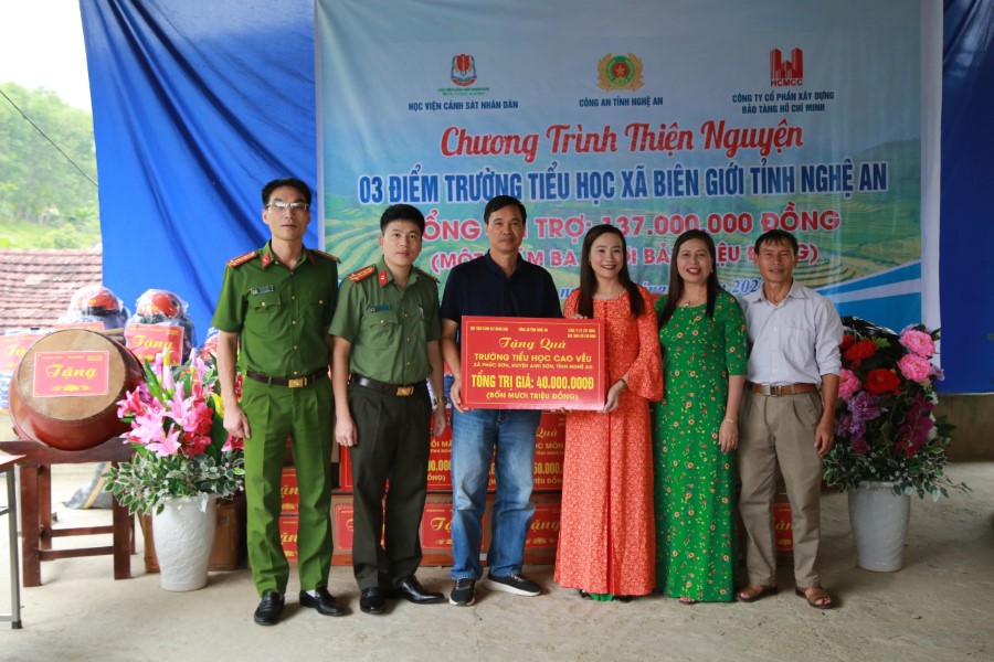 Trao quà tặng nhà trường và các em học sinh 03 trường tiểu học vùng biên giới Việt – Lào