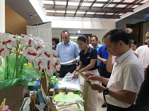 Công ty TNHH Thương mại Dịch vụ HRK giới thiệu sản phẩm thân thiện với môi trường tới người dân Côn Đảo.