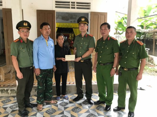Thừa ủy quyền lãnh đạo Bộ Công an, đoàn công tác Công an tỉnh thăm hỏi, động viên và trao số tiền 50 triệu đồng của Bộ Công an hỗ trợ gia đình đồng chí Hoàng Thế Thắng