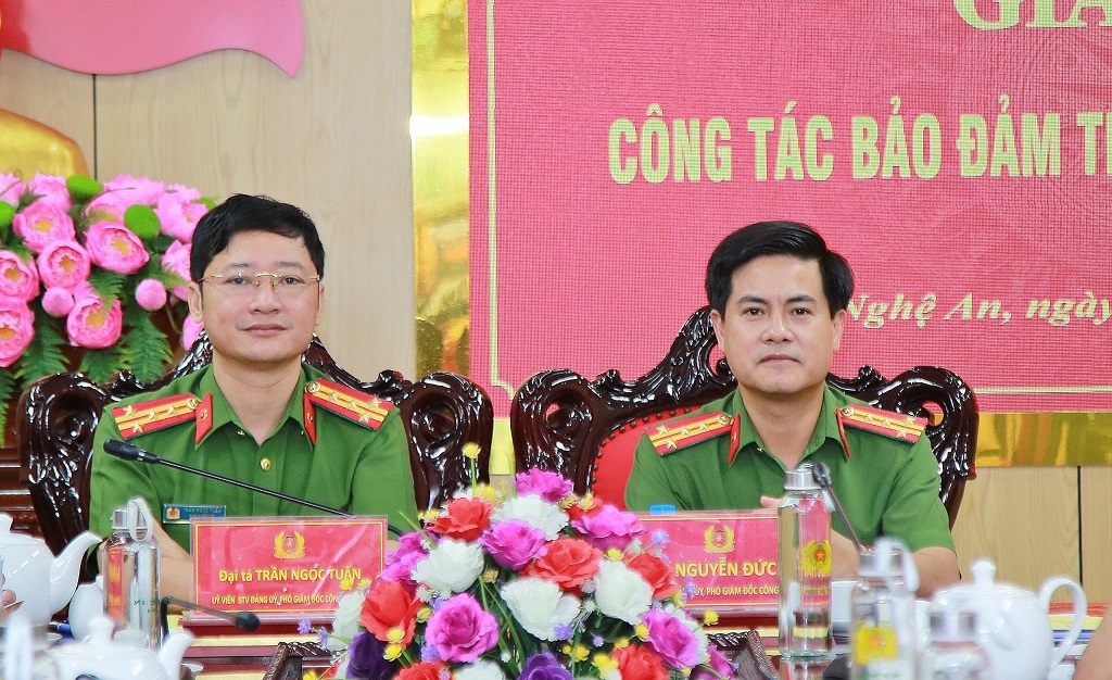 Các đồng chí Phó Giám đốc Công an tỉnh: Đại tá Nguyễn Đức Hải và Đại tá Trần Ngọc Tuấn đồng chủ trì Hội nghị