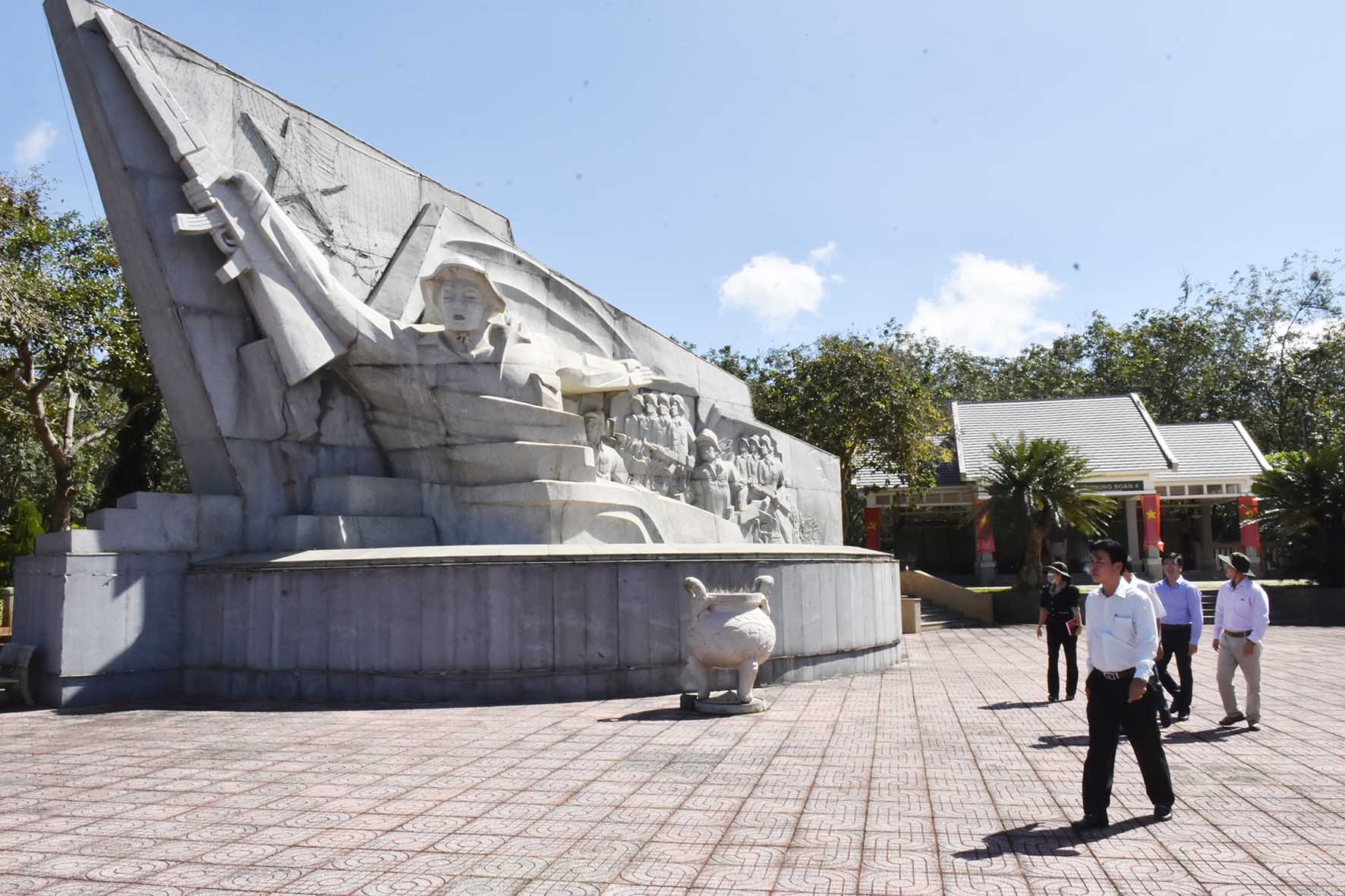 Đoàn giám sát Ban Văn hóa-Xã hội HĐND tỉnh khảo sát di tích tượng đài tưởng niệm các anh hùng liệt sĩ Trung đoàn 4.