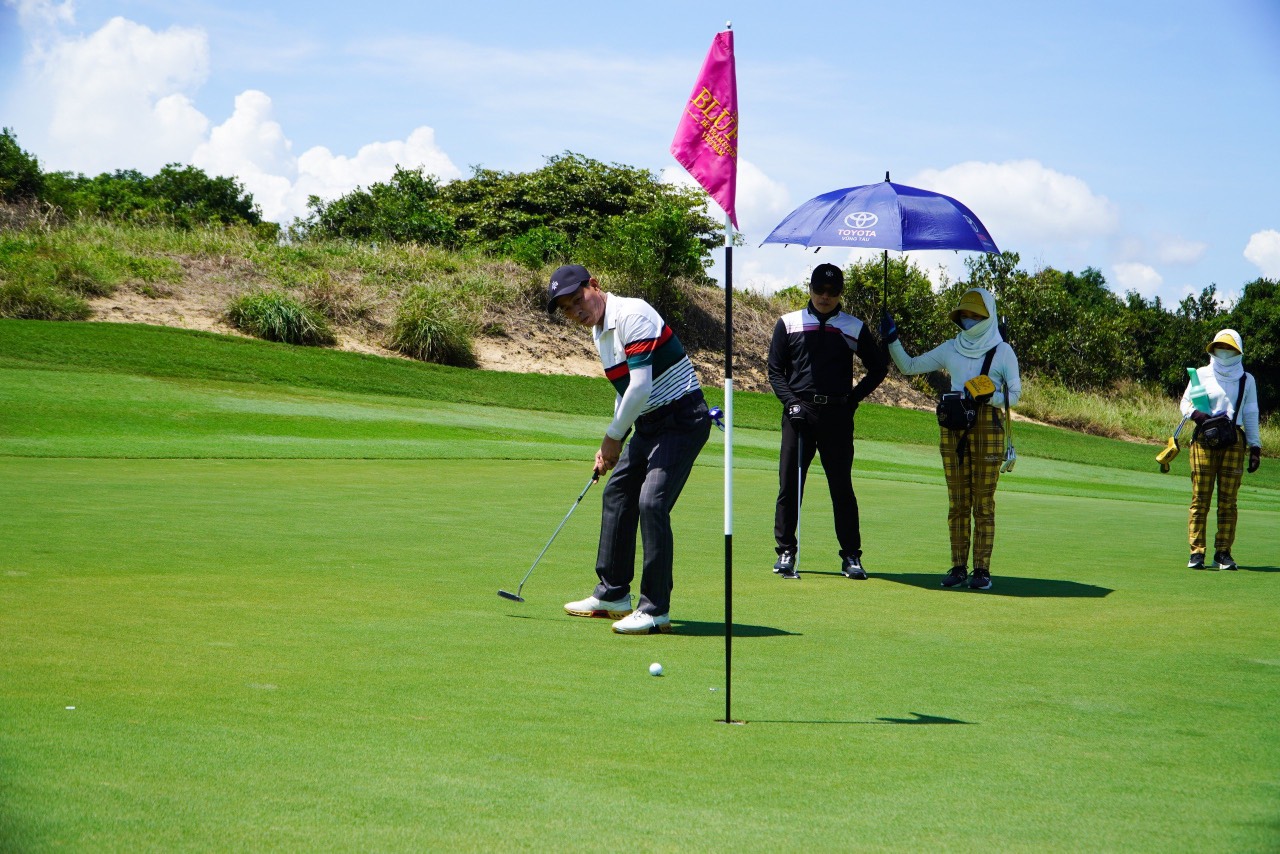 Các golfer thi đấu tại Giải golf vô địch tỉnh Bà Rịa-Vũng Tàu, lần thứ I, diễn ra ngày 20/10 tại sân The Bluffs Ho Tram (huyện Xuyên Mộc).