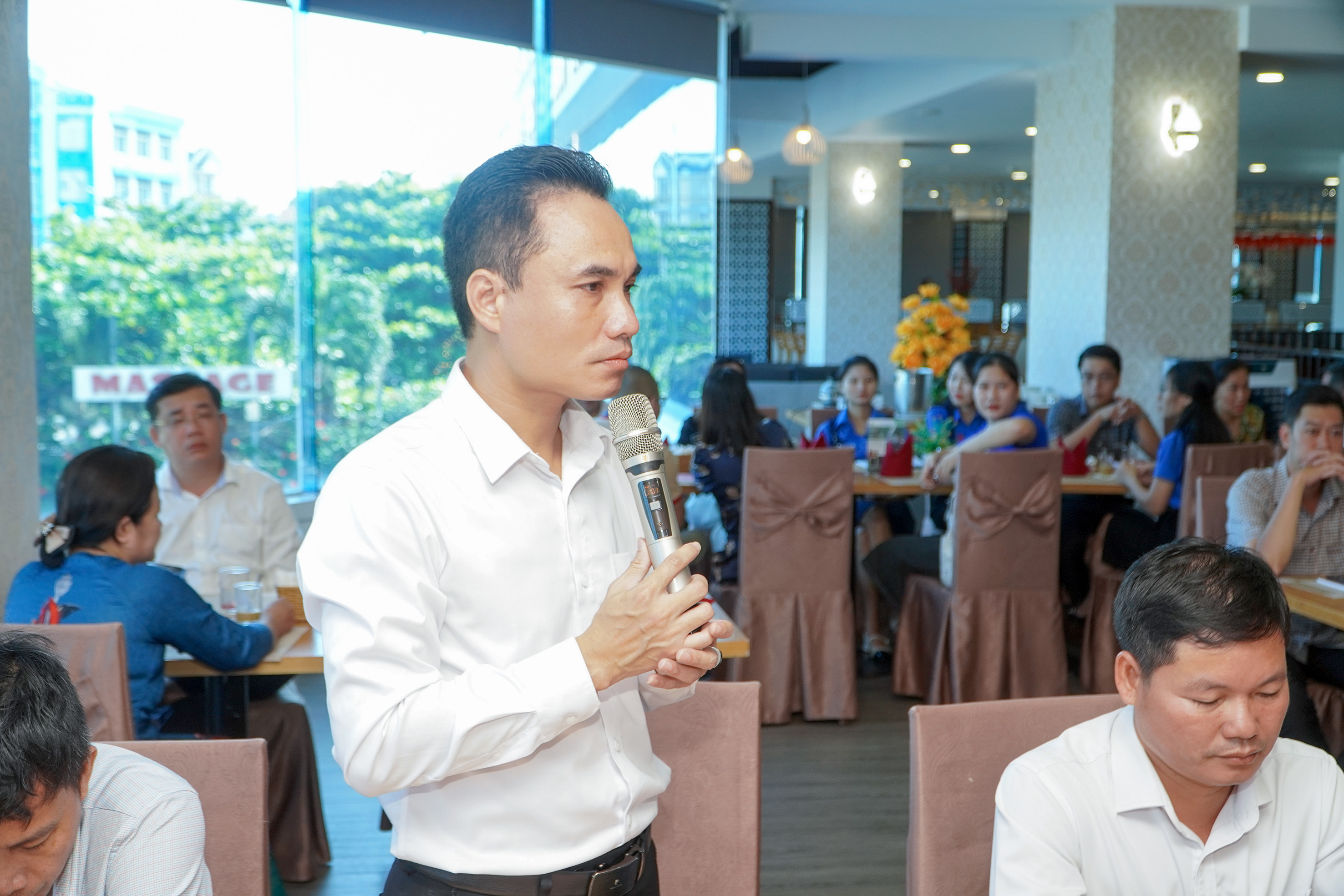 Ông Trịnh Đình Cường, Chủ tịch Hội doanh nhân trẻ TP. Vũng Tàu trao đổi tại buổi cà phê doanh nhân.