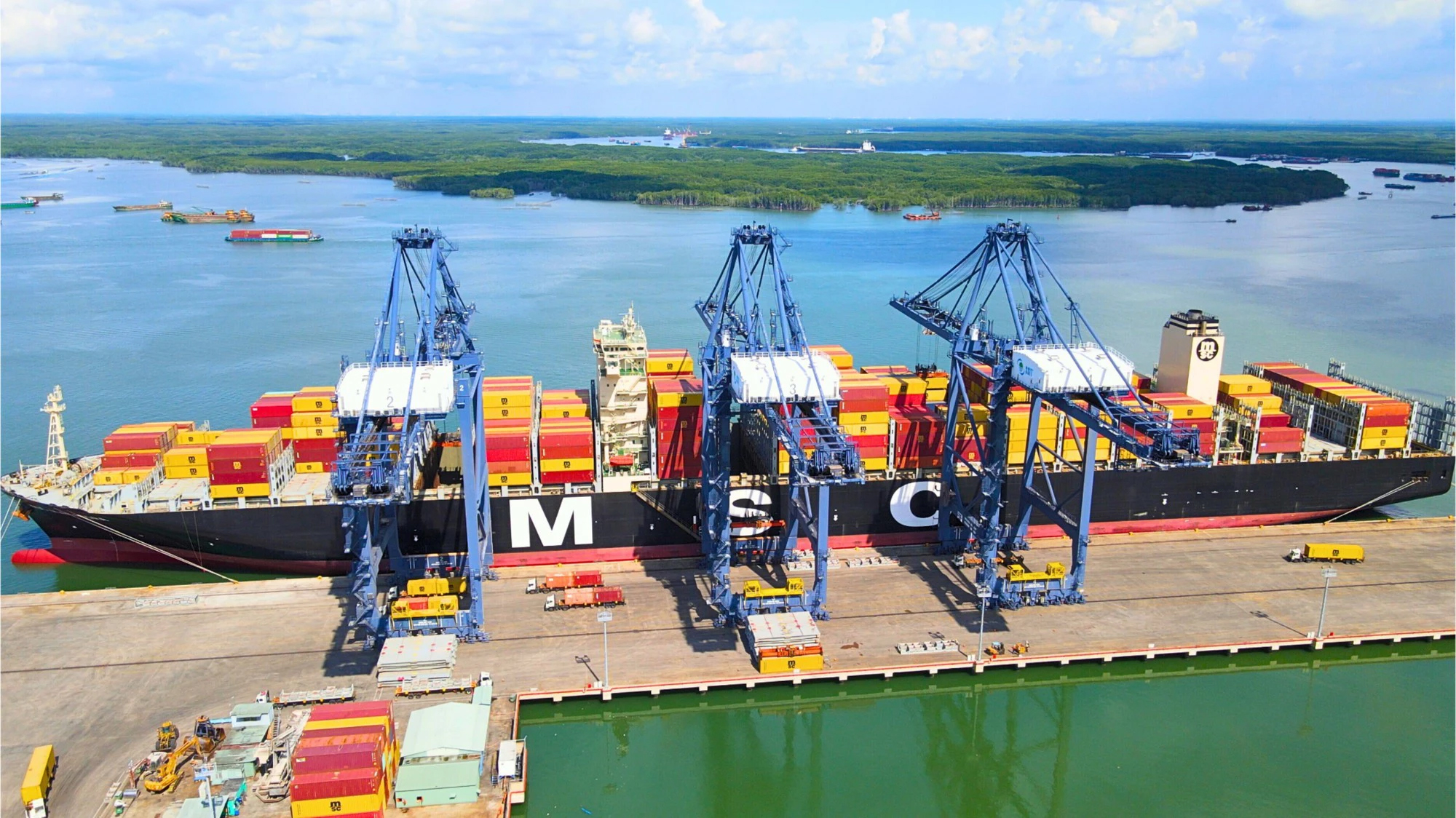 Tàu MSC ALEXANDRA có trọng tải toàn phần là 165,908 tấn, chiều dài 365,50m đã cập cảng SSIT để xếp dỡ gần 12.000 TEU hàng hóa