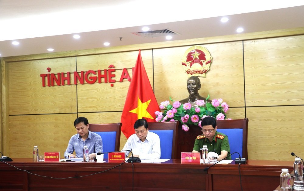 Các đồng chí: Lê Hồng Vinh, Uỷ viên Ban thường vụ Tỉnh uỷ,  Phó Chủ tịch Thường trực UBND tỉnh; Đại tá Trần Ngọc Tuấn, Phó Giám đốc Công an tỉnh; Vương Đình Nhuận, Phó Giám đốc Sở Giao thông vận tải chủ trì điểm cầu tỉnh Nghệ An