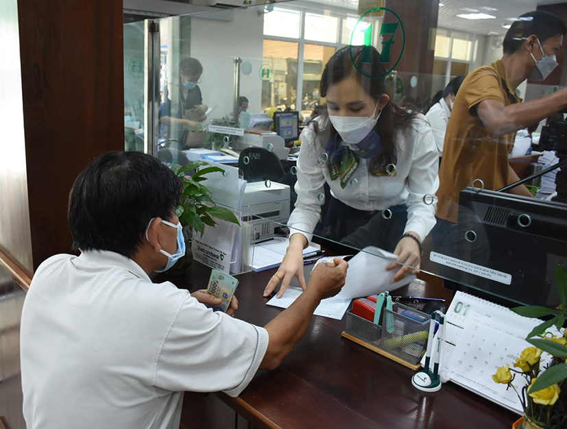 Khách hàng giao dịch tại Vietcombank Vũng Tàu.