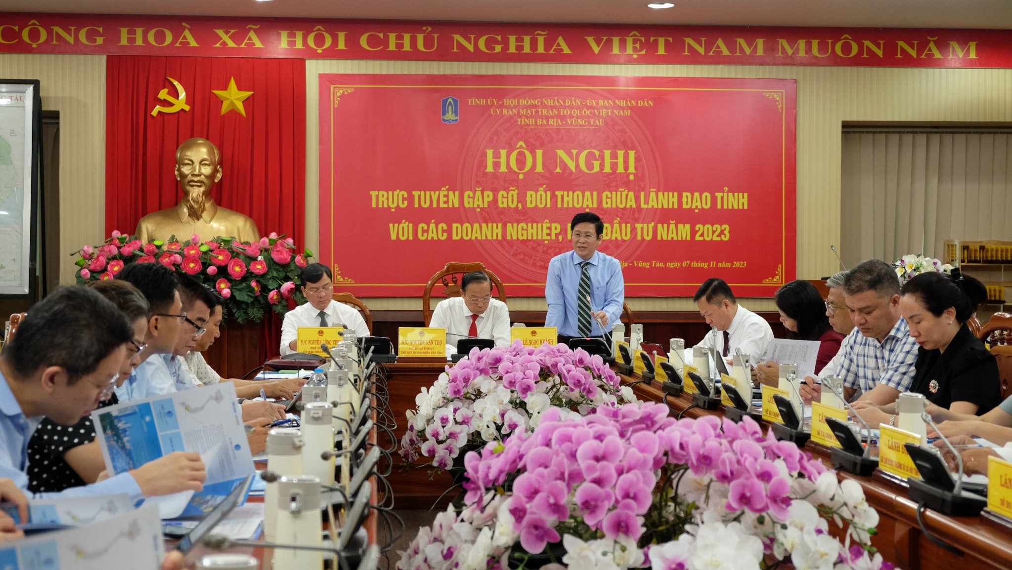 Ông Lê Ngọc Khánh, Phó Chủ tịch UBND tỉnh giải đáp các kiến nghị của DN