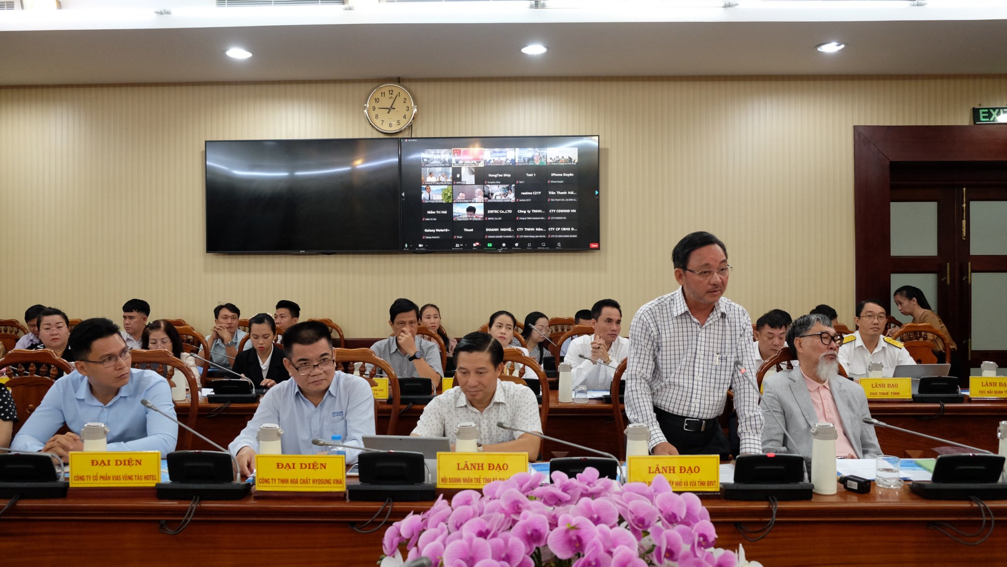Ông Phạm Văn Triêm, Chủ tịch Hiệp hội DNNVV tỉnh phát biểu ý kiến, đề xuất các công trình đầu tư công của tỉnh được trúng thầu và giao cho DN thực hiện nhưng không vi phạm các quy định pháp luật của Nhà nước. 