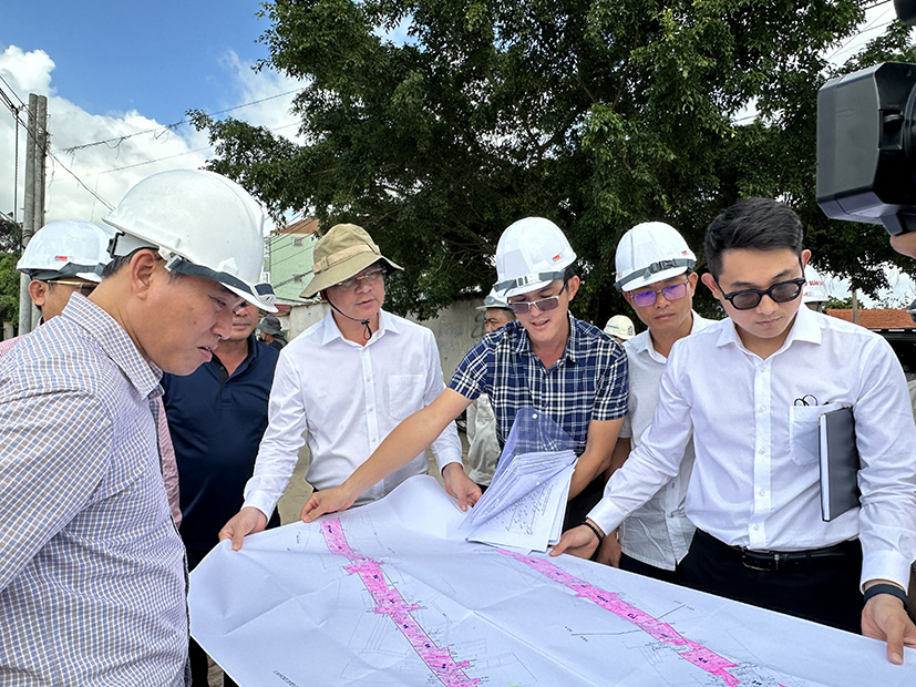Ông Nguyễn Công Vinh, Phó Chủ tịch UBND tỉnh kiểm tra tiến độ dự án đường cao tốc Biên Hòa - Vũng Tàu.