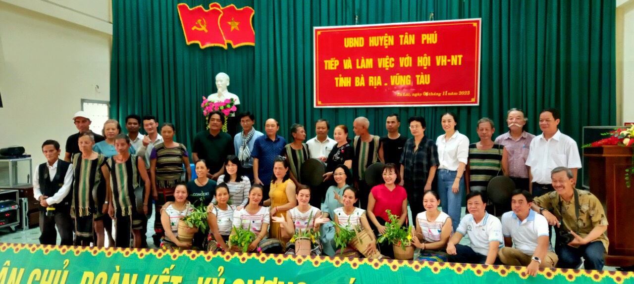 Đoàn giao lưu cùng cùng cán bộ, người dân huyện Tân Phú, tỉnh Đồng Nai.