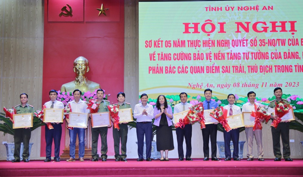Lê Hồng Vinh, Phó Chủ tịch UBND tỉnh và Nguyễn Thị Thu Hường, Trưởng ban Tuyên giáo Tỉnh ủy trao Bằng khen của Chủ tịch UBND tỉnh Nghệ An cho các cá nhân có thành tích xuất sắc trong 5 năm thực hiện Nghị quyết số 35-NQ/TW