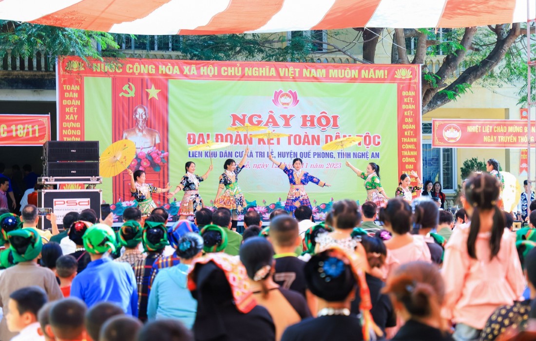 Nhiều tiết mục văn nghệ đậm đà bản sắc văn hóa được bà con thể hiện