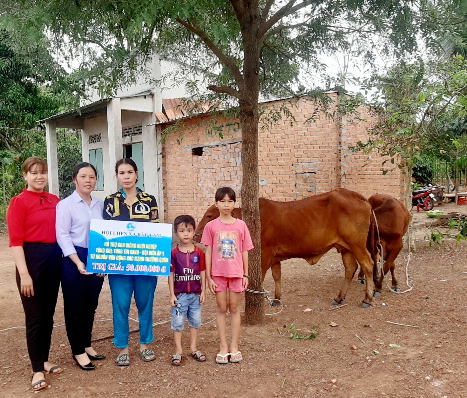 Hội LHPN huyện Xuyên Mộc trao 2 con bò giống cho hộ bà Tòng Thị Sanh.