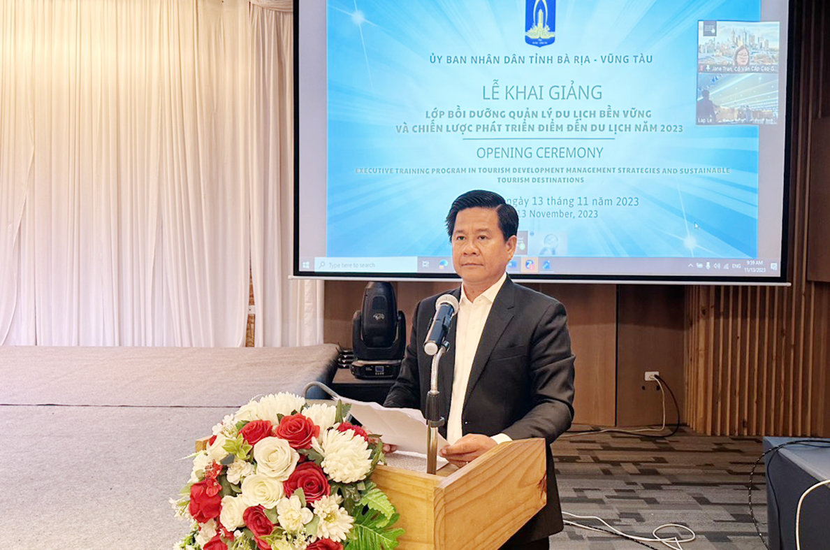 Ông Bùi Chí Thành, Chủ tịch Ủy ban MTTQ Việt Nam tỉnh phát biểu trong lễ khai giảng bồi dưỡng “Quản lý du lịch bền vững và chiến lược phát triển điểm đến du lịch năm 2023” tại Phuket-Thái Lan