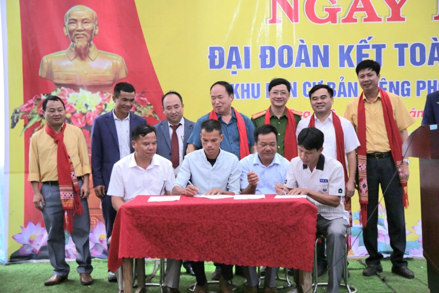 Đại diện các hộ gia đình ký kết phong trào thi đua và đăng ký gia đình văn hoá năm 2024