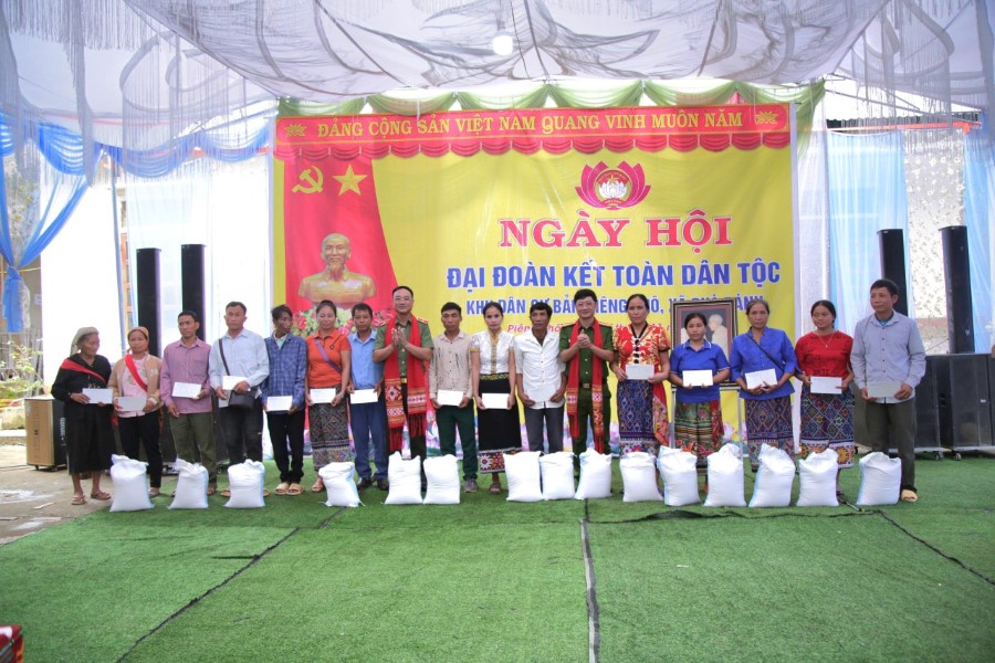 Đồng chí Thiếu tướng Phạm Thế Tùng, Giám đốc Công an tỉnh và đồng chí Đại tá Trần Ngọc Tuấn, Phó Giám đốc Công an tỉnh trao 30 suất quà của Công an tỉnh cho các hộ nghèo, hộ đặc biệt khó khăn