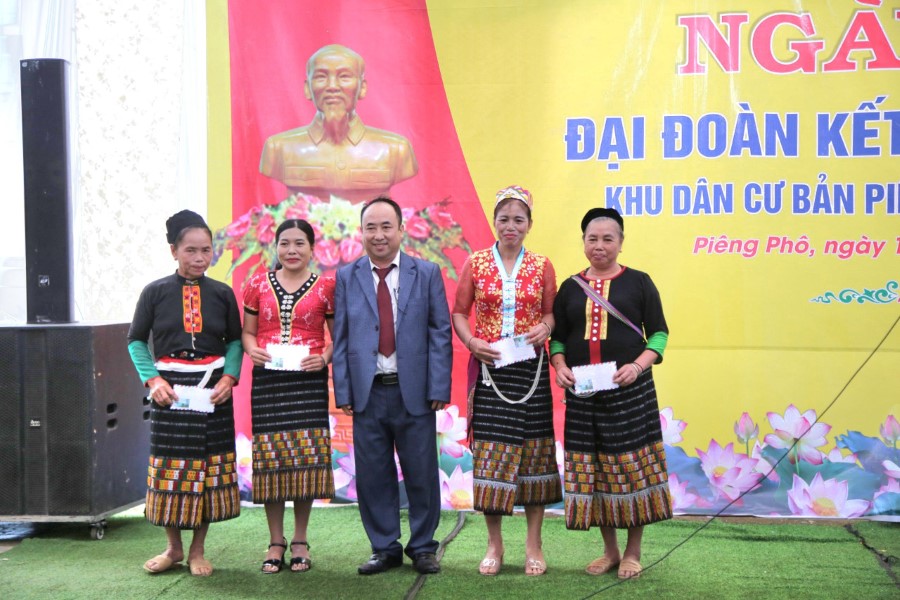 Đồng chí Vừ Vả Chá, Bí thư Đảng ủy xã Phà Đánh trao 4 suất quà từ Quỹ vì người nghèo của xã cho 4 hộ gia đình khó khăn của bản Piêng Phô