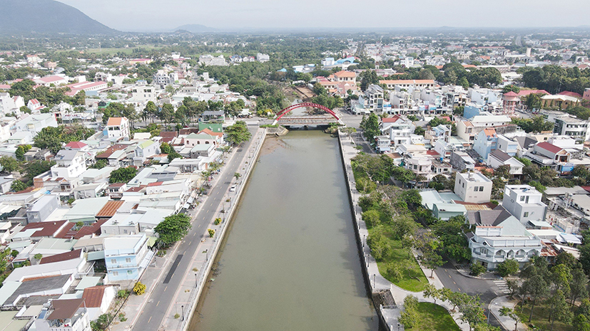 Dự án Kè 2 bờ sông Dinh giai đoạn 2 đang được cải tạo đã góp phần thay đổi diện mạo thành phố.