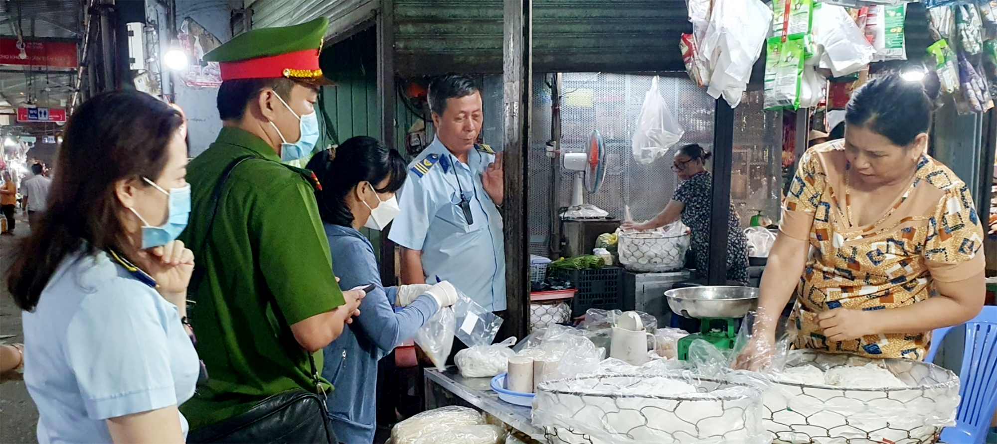 Đoàn kiểm tra liên ngành tỉnh lấy mẫu test nhanh với các chất cấm tại chợ Vũng Tàu.
